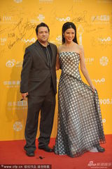 组图：伍仕贤携爱妻现身 龚蓓苾抹胸裙热情挥手