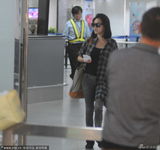 组图:小S现身机场业务繁忙 赶时间不惜淋雨上车