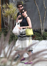 组图：海瑟薇淑女装扮出街 见狗仔瞬间变脸怒指