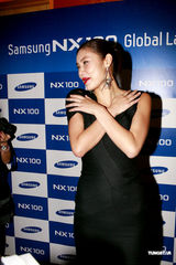 组图：乐基儿黑色短裙秀性感美腿 否认吸毒减压