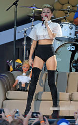 组图：塞勒斯开唱秀长腿 男女通吃与辣妹调情