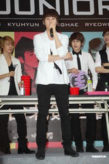 组图：SJ-M台北签唱会 兄弟情深互喂台湾小吃