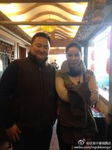 组图：王菲民族风装扮游丽江古镇素颜逛街