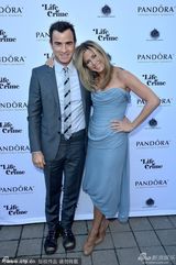 组图：安妮斯顿叉腰秀沟 未婚夫后台低调捧场