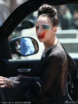 组图：LadyGaga中空秀八字奶 脸上涂鸦鬼魅十足