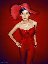 组图：小燕子李晟红装性感 妆容精致魅力独特