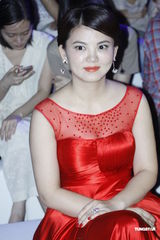 组图：李湘火红裙看秀 柳岩酥胸半露呼之欲出