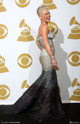 高清组图：格莱美后台 Pink回眸一笑比V字神采飞扬 