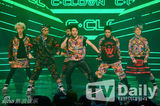 组图：CNBLUE回归《Show Champion》捧奖杯