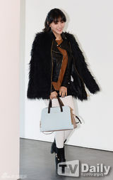 组图：李诗英少女时代Sunny等出席活动秀美腿