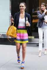 组图：杰西卡-阿尔芭街拍彩虹裙搭配潮包