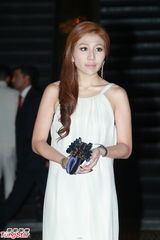 组图：晶刚香港婚礼 赌王女儿何超盈白色露背裙现身