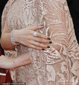 组图：范冰冰戛纳走秀 发髻复古蕾丝礼服妩媚优雅