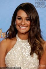 组图：丽亚-米雪儿叉腰后台摆POSE