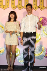 组图：阿Sa清秀出席发布会 笑容满面避提感情问题