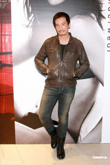 组图：官恩娜金色小洋装亮相 自曝喜买花哨内衣