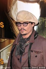 组图：约翰尼-德普亮相新片记者会 女主角花枝招展