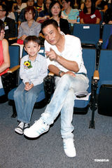 幻灯图：任达华直言香港教育缺失 让女儿北京上学 