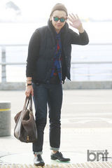 组图：Rain赴中国拍新片 现身机场展大牌范儿