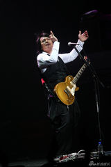 伍佰个唱工体变火星 孙燕姿蔡依林性感助阵(图)