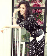 组图：邢宇菲生活街拍显俏皮 享受惬意午后