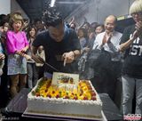 组图：陈奕迅红馆度生日 吹不灭蜡烛笑翻天