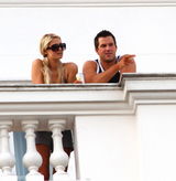 幻灯图集：帕丽斯-希尔顿和男友情人节阳台热吻 