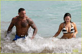 组图：超模布鲁克与男友水中调情 比基尼秀豪乳