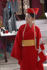 组图：《龙门镖局》开播 李倩搞怪扮东方不败