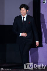 组图：孔侑黑西服帅气出席《嫌疑人》试映会