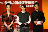 组图：快乐男声启动 谢霆锋当评委墨镜亮相