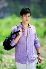 组图：孙玮游走香格里拉拍写真 展露阳光率性一面 