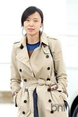 组图：全度妍启程赴伦敦看秀 风衣休闲装亲和