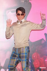 组图：郭富城个唱将凌空跳舞 带来全新超视觉享受