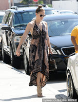 组图:詹妮弗洛佩兹印花裙出街 深V美背无限风骚