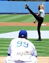 组图：少女时代宋承宪等捧场美国职业棒球比赛