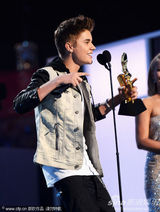 组图：美国公告牌音乐奖 贾斯汀-比伯休闲装出席