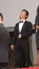 组图：窦骁助阵电影首映 西装革履笑容阳光