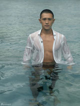 组图：郑晓东泳池湿身尽显完美性感身材