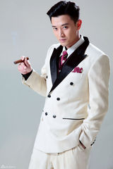 组图：蒋毅硬朗大片尽显绅士品格