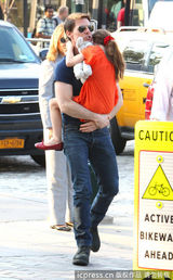 组图：汤姆-克鲁斯离婚后首探爱女 遭狗仔围堵