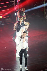 组图：神话北京开唱全场超High 玟雨哽咽含泪