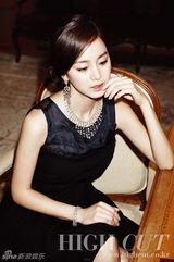 组图：金泰熙佩戴华贵宝石首饰拍写真 尽展迷人气质