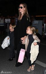 组图：朱莉手擒龙凤双胞胎现身 儿女安静可爱