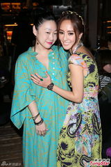 组图：富千金关颖深V小露微乳办单身派对