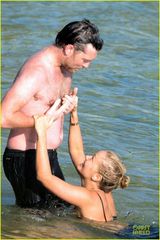 组图：阿凡达男主角与女友戏水上演激凸湿吻