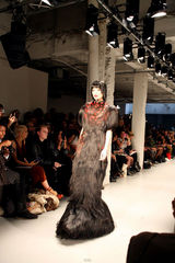 高清组图：名模李丹妮亮相2010春夏伦敦时装周