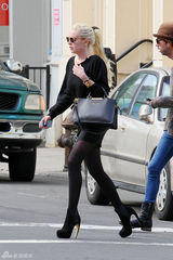 组图：林赛-罗韩街拍一身黑 个性踝靴抢足镜头