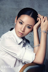 组图：董洁登《VOGUE》大片 佩千万珠宝展多样风情