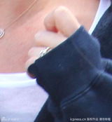 组图：布兰妮高调秀婚戒 与经纪人男友好事将近？